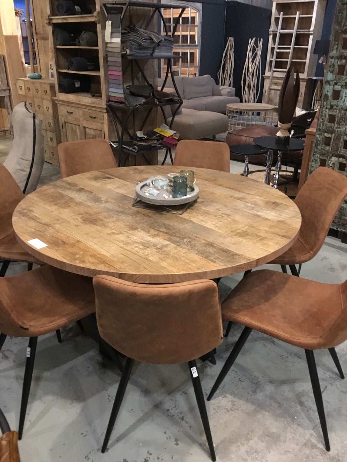 MF Ronde eettafel Canon | TendenZ wonen | Meubelzaak Gieten ronde tafel met 5 stoelen