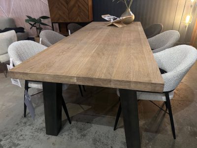 Eiken eettafel, 6cm opgepikt, 240x100cm *SHOWMODEL*